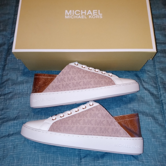 Michael Kors Bailee Sneaker - Picture 4 of 8